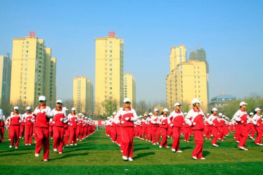 LUANNAN COUNTY - 14 Nisan 2015, Luannan County, Hebei Eyaleti, Chin, Çin atletizm toplantısında grup jimnastik performansı