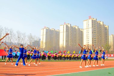LUANNAN COUNTY - 14 Nisan 2015, Luannan County, Hebei Eyaleti, Chin, Çin atletizm toplantısında grup jimnastik performansı