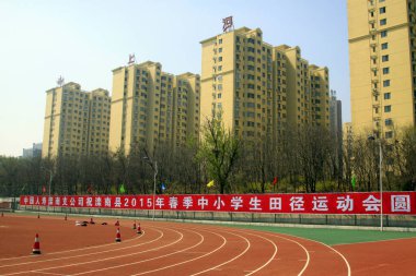 LUANNAN COUNTY - 14 Nisan: Ortaokulda kırmızı plastik çocuk parkı, 14 Nisan 2015, Luannan County, Hebei Eyaleti, Chin
