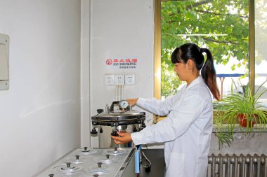 Luannan County - 28 Eylül - 28 Eylül 2015 'te laboratuvarda yüksek basınçlı sterilizasyon deneyleri yapıldı.
