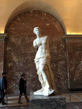 Paris - 17 Nisan 2016: Venüs heykeli, Le Louvre Müzesi, Paris, Franc