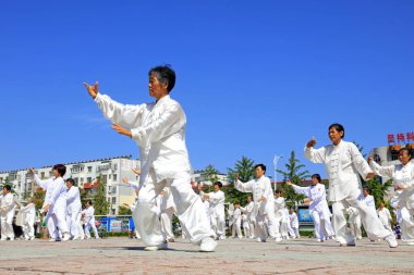 Tangshan - 8 Ağustos 2016, Çin Kungfu-Tai Chi tatbikatı, Tangshan şehri, Çin