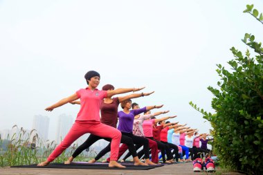 Tangshan City - 4 Eylül 2016 'da parkta yoga egzersizi yapan kadınlar, Tangshan City, Çin.