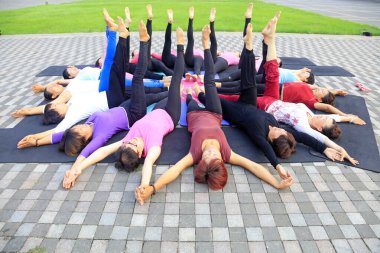 Tangshan City - 4 Eylül 2016 'da parkta yoga egzersizi yapan kadınlar, Tangshan City, Çin.