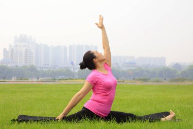 Tangshan City - 4 Eylül 2016 'da parkta yoga egzersizi yapan kadınlar, Tangshan City, Çin.