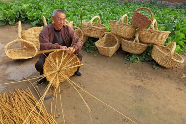 Luannan County - 19 Ekim 2016: Çinli bir köylünün el dokuma sepeti, Luannan County, Hebei Eyaleti, Chin