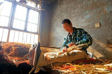 Luannan County - 25 Ekim 2016: İşçiler süpürge işliyor, Luannan County, Hebei Eyaleti, Chin