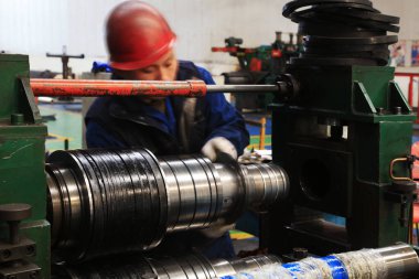 Fabrikadaki işçi ve eşyalar.
