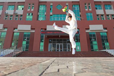 Luannan County, Çin - 31 Ağustos 2019: Tai Chi Bıçak Egzersizi, Luannan County, Hebei Eyaleti, Çin