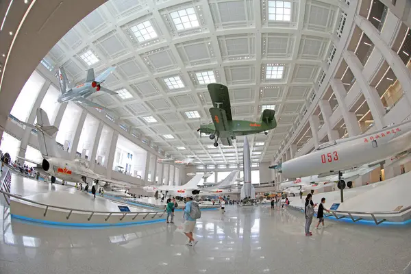 Pekin - 28 Haziran 2019: Sergi salonunda savaşçılar ve füzeler, Çin Halk Devrimci Askeri Müzesi, Pekin, Çin