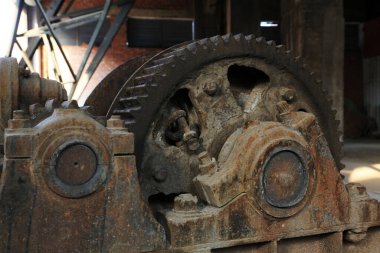 Bir fabrikada terk edilmiş makine ve teçhizat