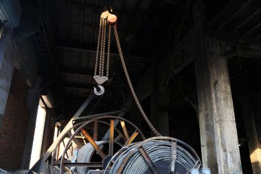 Arka planda vinç kancası, fotoğrafa yakın çekim.