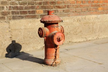 Fotoğrafa yakın çekim, fabrikadaki eski yangın musluğu.