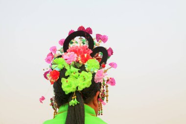 Çin Yeni Yılı 'nda Yanko' da kadınların baş nişanı, Luannan County, Hebei Eyaleti, Çin