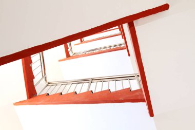 Bir binanın merdiven manzarasına bakmak, fotoğrafa yakın olmak.