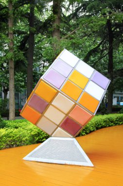 Rubik 'in küp heykeli bir bahçede, fotoğrafa yakın.