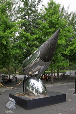 25 Mayıs 2014 'te Pekin Olimpiyat Parkı' nda paslanmaz çelik heykel.
