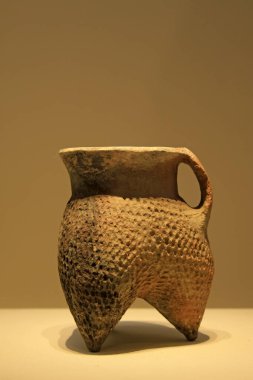 ÇİN - KESHENGZHUANG KULUTURE (MÖ 2500-2000): Pottery Li (aşçı gemisi), Keshengzhuang Culture (MÖ 2500-2000), Çin Ulusal Müzesi, Pekin, Çin. 