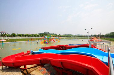 LUANNAN COUNTY - 11 Temmuz 2014 'te bir su parkında su kaydırağı, Luannan County, Hebei Eyaleti, Çin