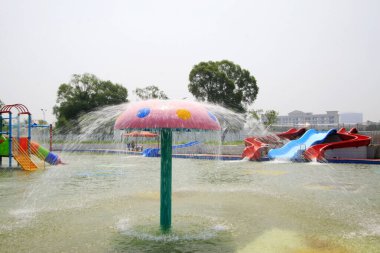 LUANNAN COUNTY - 11 Temmuz 2014 'te bir eğlence parkındaki dinlenme tesisi, Luannan County, Hebei Eyaleti, Çin