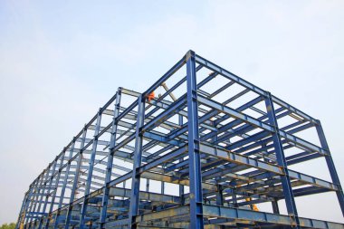 LUANNAN COUNTY - 16 Ağustos - 16 Ağustos 2014 tarihinde, Luannan County, Hebei Eyaleti, Çin 'de bir fabrikaya çelik iskelet döşeyen işçiler