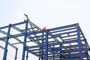 LUANNAN COUNTY - 16 Ağustos - 16 Ağustos 2014 tarihinde, Luannan County, Hebei Eyaleti, Çin 'de bir fabrikaya çelik iskelet döşeyen işçiler