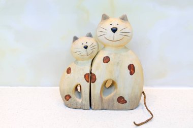 Seramik kedi süslemeleri, fotoğrafın yakın çekimi.