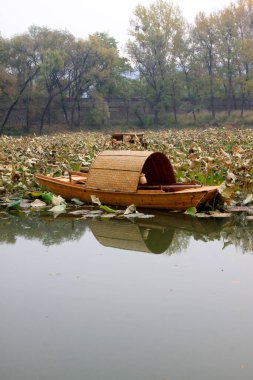 Sudaki tekne, fotoğrafa yakın çekim.