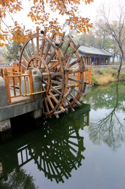 CHENGDE CITY - 20 Ekim: Chengde Dağı tatil beldesinde geleneksel Çin tarzı su çarkı, 20 Ekim 2014, Chengde City, Hebei Eyaleti, Çin