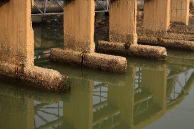 Terk edilmiş beton bina yapısı, fotoğrafa yakın çekim.