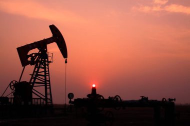 Çin 'de bir petrol sahasında dengeli kiriş pompalama ünitesi