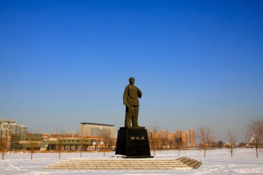 Karda şehir heykeli, fotoğrafa yakın çekim.