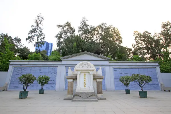 Shijiazhuang - 27 Nisan: Norman Bethune mezarı, Kuzey Çin askeri şehit mezarlığı, 27 Nisan 2015, Shijiazhuang şehri, Hebei bölgesi, Çin