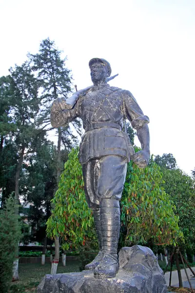 Shijiazhuang - 27 Nisan: Çin 'in kuzeyinde 27 Nisan 2015' te, Çin 'in Hebei eyaletinde, Shijiazhuang şehrinde, şehit mezarlığında savaş heykeli