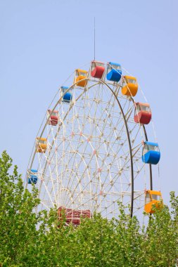 Parkta dönme dolap, fotoğrafa yakın çekim.