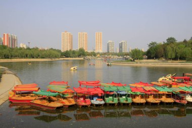 Su parkında bir tekne, fotoğrafa yakın çekim.