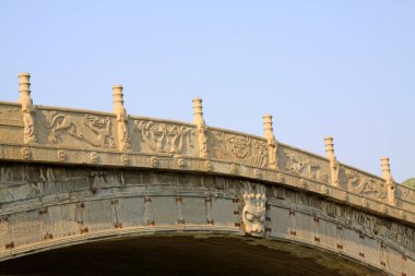 Taş köprü ve demiryolu, fotoğrafa yakın çekim.