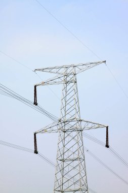 Gökyüzü arka planında elektrik kulesi, çelik güç nakil tesisleri