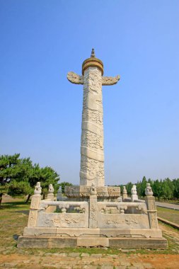 Qing Hanedanlığı Çin 'in Doğu Kraliyet Mezarlığı' ndaki Çin antik mimari manzarası.