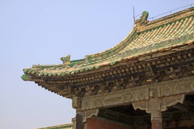 Eski Çin geleneksel mimari tarzında saçaklar ve çatı, yakın çekim