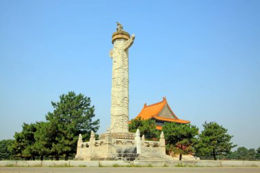Qing Hanedanlığı Çin 'in Doğu Kraliyet Mezarlığı' ndaki Çin antik mimari manzarası.