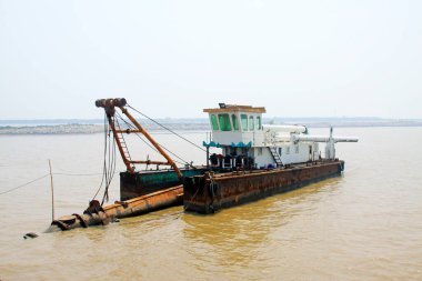 Kum madenciliği gemisi kıyıda.