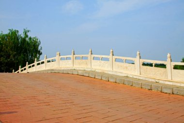 beyaz mermer taş köprü