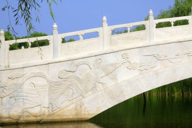 Çin geleneksel güzel kadın heykeli taş köprü üzerinde