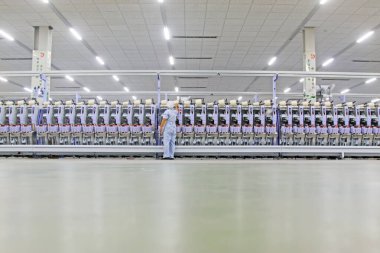 Luannan İlçesi - 16 Ekim - İşçiler mekanik çalışma koşullarını denetliyor, 16 Ekim 2015, Luannan Eyaleti, Hebei Eyaleti, Çin