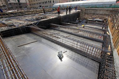 Luannan İlçesi - 18 Ekim 2015: 18 Ekim 2015 'te Çin' in Hebei Eyaleti, Luannan ilçesinde inşaat alanında takviye birlikleri kuran işçiler