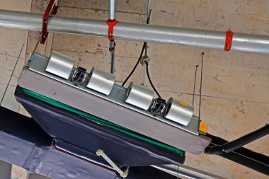 Koridorun yukarısında havalandırma donanımı var.