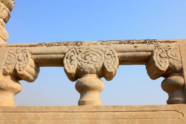 beyaz mermer korkuluklar kemer köprüsü