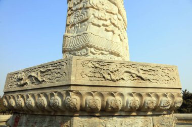 Çin antik ejderha heykeli