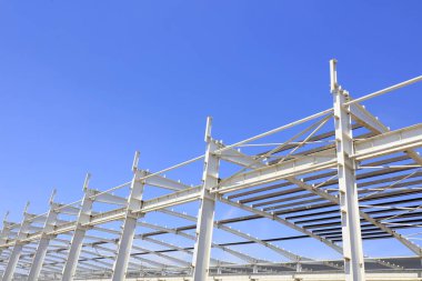 Mavi gökyüzünün altında çelik kiriş bağı, fotoğrafa yakın çekim